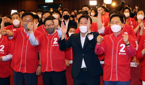 1일 제8회 전국지방선거 및 국회의원 보궐선거가 치러진 가운데 국민의힘 지도부가 국회도서관 강당에 설치된 개표상황실에서 지상파 3사 출구조사 결과가 발표된 뒤 환호성을 지르고 있다. 사진=박범준 기자