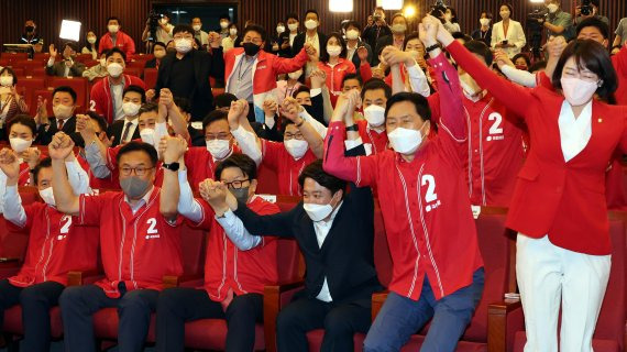 1일 국회 도서관 강당에 설치된 국민의힘 제8회 전국동지방선거 및 국회의원 보궐선거에서 당 지도부들이 출구결과가 발표되자 환호성을 지르고 있다. 사진=박범준 기자