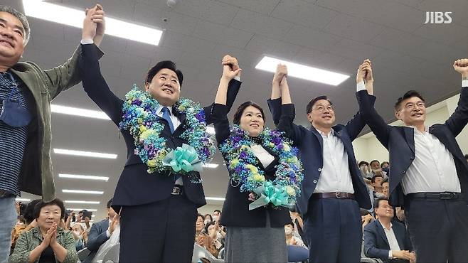 오영훈(왼쪽 두번째) 더불어민주당 제주지사 후보자가 당선이 확실시되자 유권자들에게 인사를 하는 모습