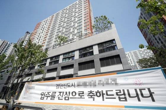 김포 장릉 반경 500m 이내에 위치한 인천 서구 검단신도시의 신축 아파트에 주민 입주가 시작됐다. 장릉의 유네스코 세계유산 지위가 어떻게 될 것인지 관심이 쏠린다. [연합뉴스]