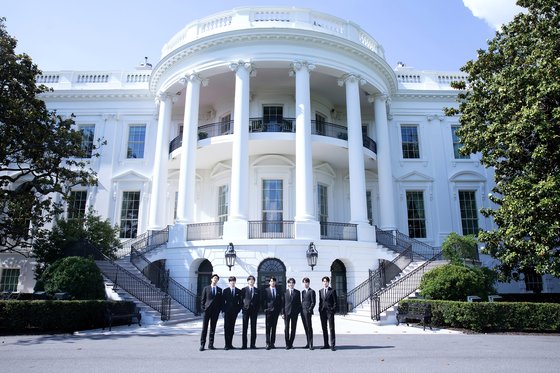 방탄소년단(BTS)은 31일(현지시간) 미국 백악관에서 조 바이든 미국 대통령을 만나 '반(反) 아시안 증오범죄 대응 방안'에 대해 논의했다. [사진 빅히트 뮤직]