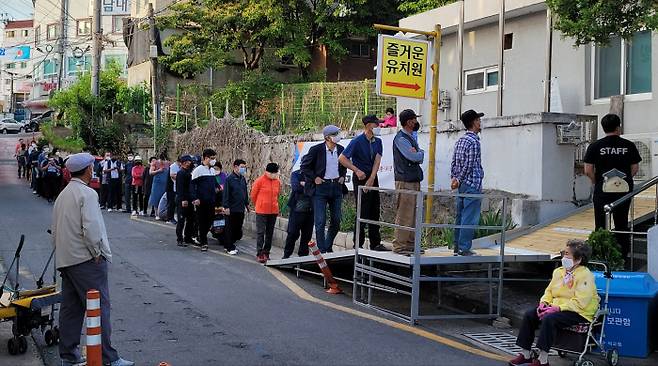 6·1지방선거 유권자들이 1일 오전 6시쯤 석교동 제5투표소인 재마루 경로당에서 투표를 하기 위해 줄지어 서있다.