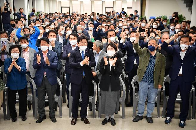 더불어민주당 오영훈 제주도지사 후보와 지지자들이 1일 오후 제주시 신광로 선거사무소에서 방송3사 출구조사 결과를 보고 환호하고 있다. 연합뉴스