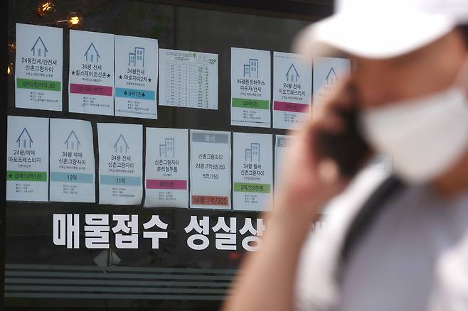 A real estate agency in Seoul posts apartment rent and jeonse price tags on its window. (Yonhap)
