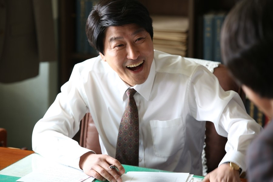 In “The Attorney,” Song plays a lawyer named Woo-suk, a character based on former president Roh Moo-hyun. [NEW]
