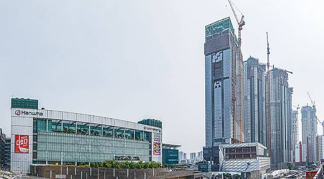 서울 동대문구 청량리역 주변에 초고층 주상복합, 상업 시설이 들어서며 일대가 환골탈태하고 있다. (윤관식 기자)