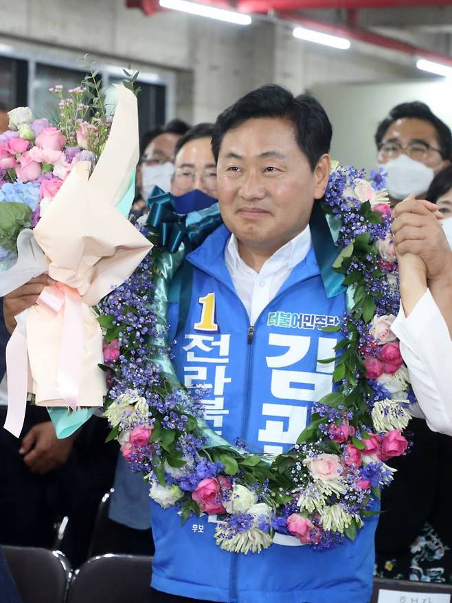 [전주=뉴시스] 김얼 기자 = 김관영 더불어민주당 전북도지사 후보가 1일 전북 전주시 완산구 효자동에 위치한 자신의 선거사무소에서 제8회 전국동시지방선거 전북도지사 당선이 확실시되자 지지자들의 응원을 받고 있다. 2022.06.01.