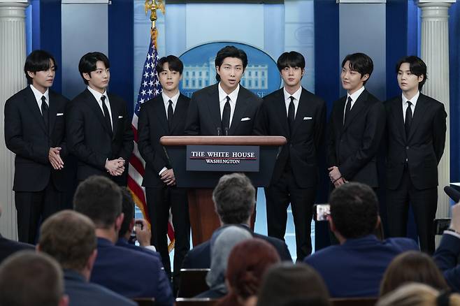 세계적인 스타 방탄소년단(BTS)의 RM(가운데)이 31일(현지시간) 멤버들과 함께 미국 워싱턴DC 백악관 브리핑룸에서 발언하고 있다. [연합]