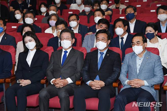 [서울=뉴시스] 김선웅 기자 = 박지현 공동상임선대위원장(앞줄 왼쪽부터), 이재명 총괄선거대책위원장, 윤호중 공동상임선대위원장, 박홍근 원내대표 등 더불어민주당 지도부가 1일 서울 여의도 국회 개표종합상황실에서 6·1 전국동시지방선거 출구조사 결과를 조용히 지켜보고 있다. (공동취재사진) 2022.06.01. photo@newsis.com