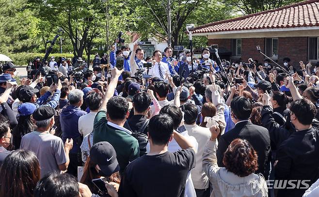 [인천=뉴시스] 국회사진기자단 = 이재명 더불어민주당 총괄선대위원장이 15일 오후 경기도 인천시 남동구 인천대공원에서 지지자와 시민들에게 지방선거 더불어민주당 지지를 호소하고 있다. 2022.05.15. photo@newsis.com