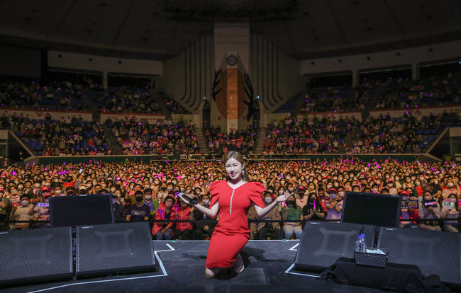 Song Ga-in was also a stage-type singer; as the fans were together, Song Ga-ins Concert shone even more.Song Ga-in said on the 1st, Thanks to the fans, I was able to start the national tour concert nicely.Good performances were possible because Audience was together. Song Ga-in has been collecting topics every day since he started the national tour concert at Seoul Jamsil-dong Student Gymnasium on the 28th ~ 29th of last month.Trot fans attention was focused on the solo performance that was held in three years after Corona 19 fan demic.The Jamsil-dong Student Gymnasium, where Concert was held, was filled with pink waves, a fandom (again) symbol.A total of 10,000 Audiences (5,000 people each) were gathered between the two days, allowing them to realize the Song Ga-in Power.From the family unit, young people in their 20s and 30s, and middle-aged people in their 40s or older.Concert was perfect; Song Ga-in sang for about two hours and twenty minutes with the band, dancers, and others for AllLove Live!, singing and colorful stage manners were basic.We have completed the concert that satisfies Audience 100% with a colorful repertoire of selections, perfect sound, and magnificent stage device.Audiences were also perfect: singing, crying and laughing with Song Ga-in, lavish cheers and applause for Song Ga-in throughout the performance.The mid-performance event also featured active participation from fans, who were the main characters of the performance as well as Song Ga-in.Meanwhile, 2022 Song Ga-in National Tour Concert - The Love Song of J. Alfred Prufrock () includes the title song The Raining Mt. Geumgang and the regular 3rd album The Love Song of J. Alfred Prufrock, as well as hit songs such as Im a Cainer and Mom Arirang, Korean music and fans favorite trot medley You can listen to various songs such as musical number.Song Ga-in will hold a solo concert at Daegu EXCO on the 4th following Seoul.On June 11, Jeonju Korea Sound Culture Hall outdoors Venues will meet fans in Incheon Songdo Convensia on July 9th.pocket stone studio