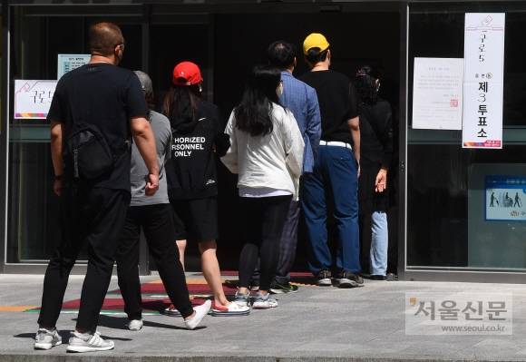 - 1일 오전 서울 구로구민회관 구로5동 제3투표소에서 유권자들이 제8회 전국동시지방선거 투표를 하고 있다. 2022.06.01 안주영 전문기자