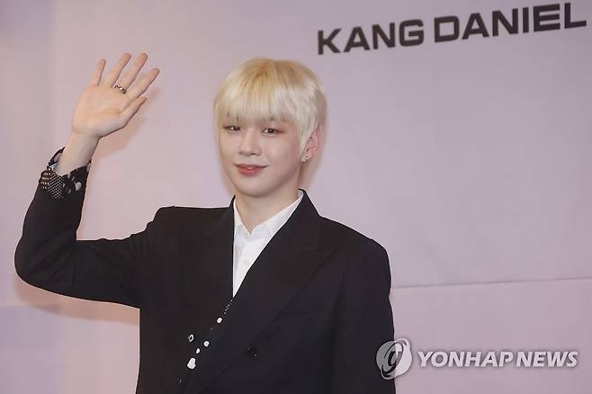 강다니엘, 귀여운 미소 (서울=연합뉴스) 진연수 기자 = 가수 강다니엘이 5월 24일 오전 서울 강남구 그랜드 인터컨티넨탈 서울 파르나스 호텔에서 열린 첫 정규앨범 '더 스토리(The Story)' 발매 기념 기자간담회에서 포즈를 취하고 있다. 2022.5.24 jin90@yna.co.kr