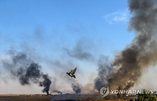 터키군의 공격을 받은 시리아 국경도시 탈 아브야드에서 연기가 피어오르는 장면  [AFP 연합뉴스 자료사진. 재판매 및 DB 금지]