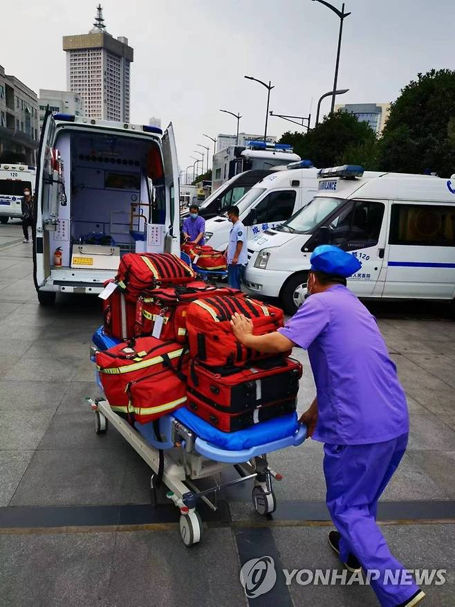 1일 중국 쓰촨성 지진 현장으로 달려가는 의료인력 (신화=연합뉴스)