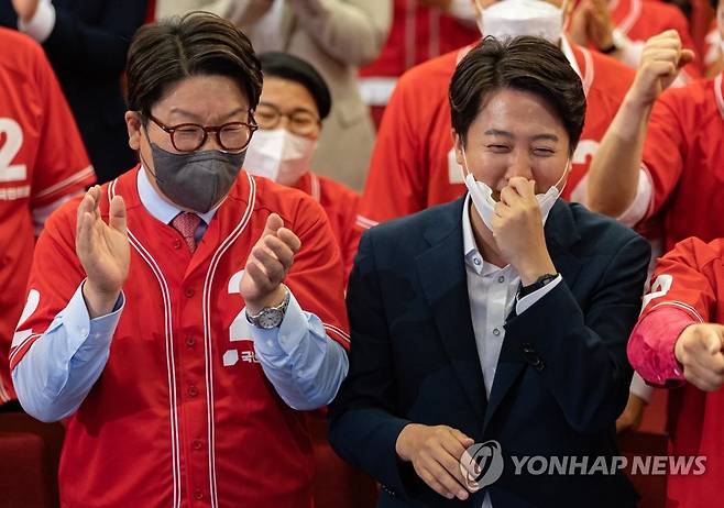 기뻐하는 이준석 대표와 권성동 원내대표 (서울=연합뉴스) 하사헌 기자 = 국민의힘 이준석 대표와 권성동 원내대표가 1일 서울 여의도 국회도서관에 마련된 ‘국민의힘 제8회 지방선거 개표상황실’에서 출구조사 방송을 시청하며 기뻐하고 있다. 2022.6.1 [국회사진기자단] toadboy@yna.co.kr