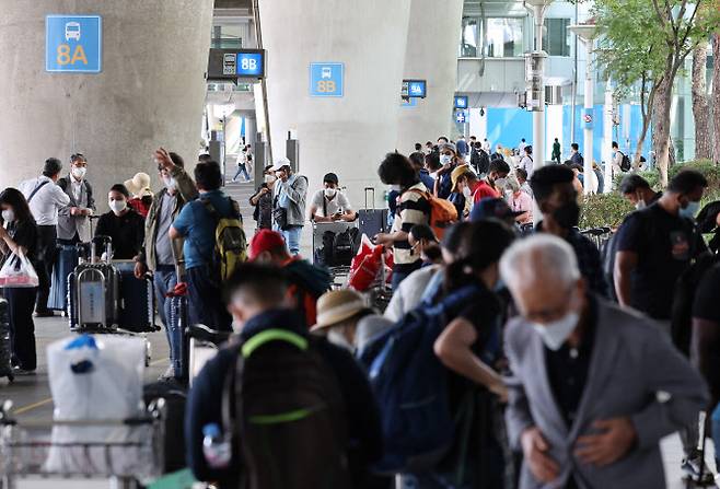 지난 1일 인천국제공항 제1여객터미널에서 해외 입국자들이 교통편을 기다리고 있다. (사진=연합뉴스)