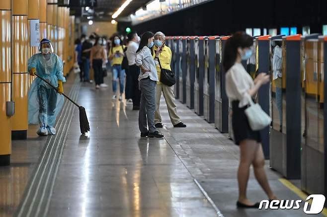 1일(현지시간) 코로나19 봉쇄령 해제된 중국 상하이에서 주민들이 지하철을 기다리고 있다. © AFP=뉴스1 © News1 우동명 기자