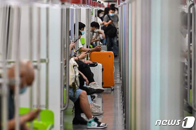 1일(현지시간) 코로나19 봉쇄령 해제된 중국 상하이에서 주민들이 지하철을 타고 있다. © AFP=뉴스1 © News1 우동명 기자