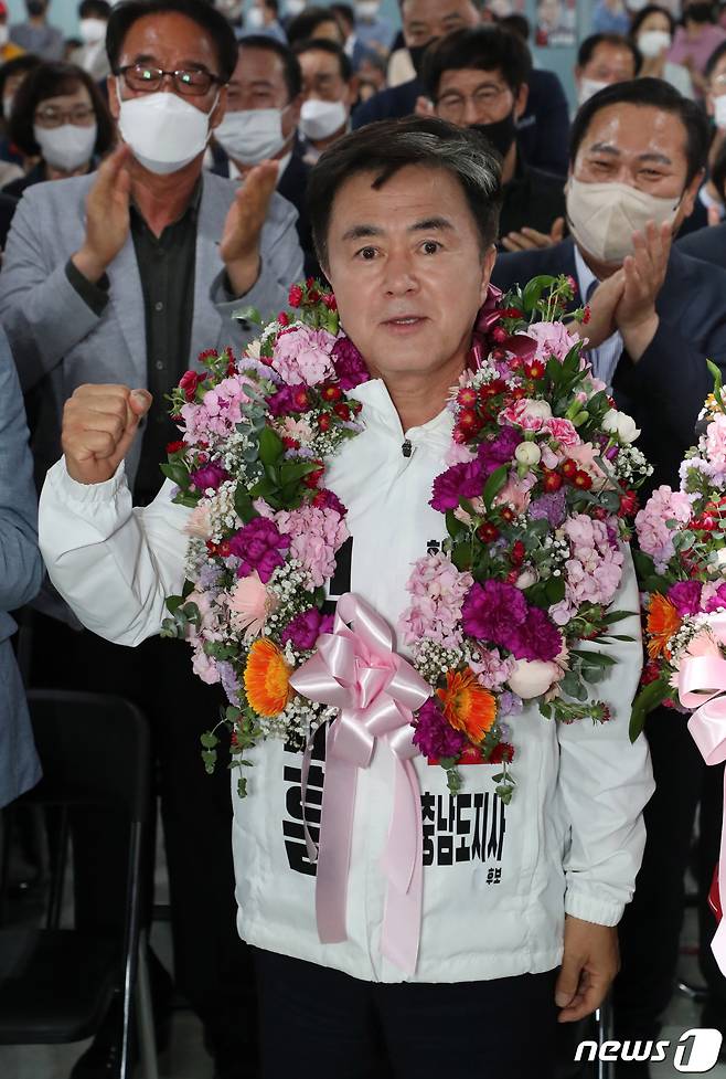 김태흠 국민의힘 충남지사 후보가 1일 천안 선거사무실에서 당선이 확정되자 꽃목걸이를 걸고 환호하고 있다. 2022.6.2/뉴스1 © News1
