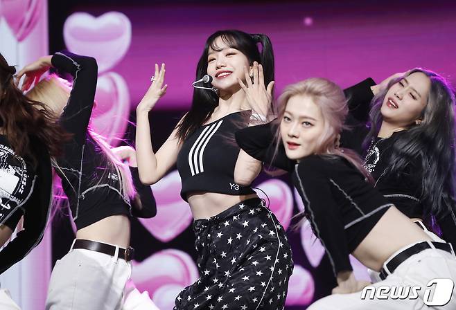 가수 조유리가 2일 오후 서울 광진구 광장동 예스24 라이브홀에서 가진 미니 1집 ‘오프스 넘버 22 와이 왈츠(Op.22 Y-Waltz : in Major)’ 쇼케이스에서 타이틀곡 ‘러브 쉿!’을 선보이고 있다. 2022.6.2/뉴스1 © News1 권현진 기자