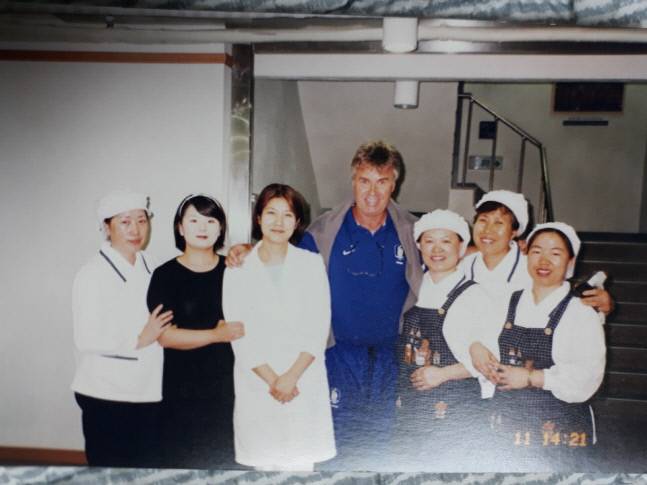 2002년 당시 히딩크 감독과 신현경 조리사(왼쪽 세 번째), 조리원들. 제공 | 신현경 영양사