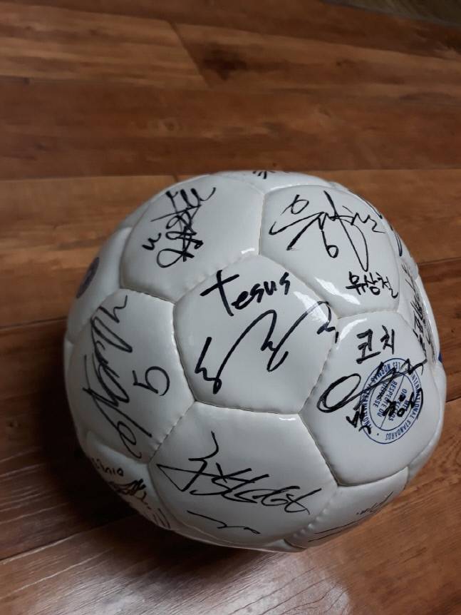 2002년 당시 선수들을 비롯해 감독, 코칭 스태프의 사인이 담긴 공. 제공 | 신현경 영양사