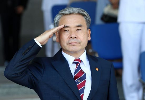이종섭 국방부 장관이 지난달 27일 오후 충남 계룡대에서 열린 해군참모총장 이·취임식에서 이종섭 국방부 장관이 경례하는 모습.(이미지 출처=연합뉴스)
