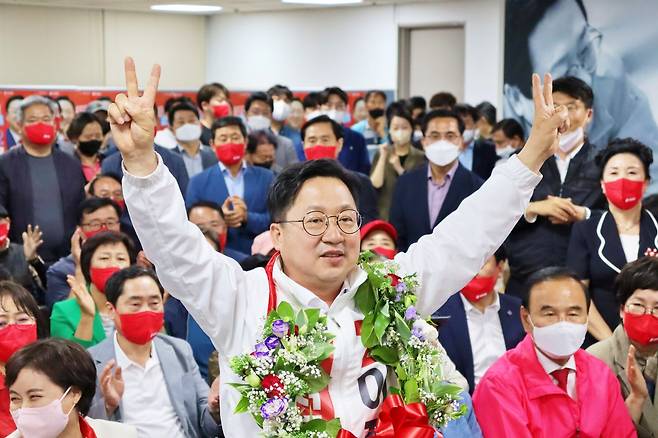 이장우 대전시장 당선인이 2일 오전 대전시 서구 둔산동 선거사무소에서 꽃다발을 목에 걸고 기뻐하고 있다. /이장우 선거캠프