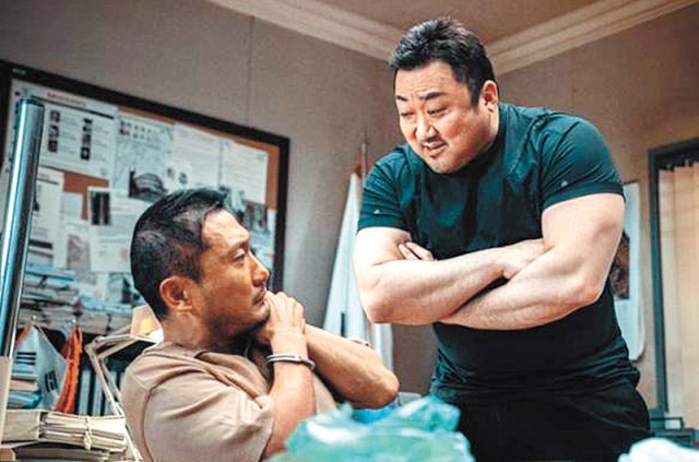영화 ‘범죄도시2’에서 주인공인 형사 마석도(마동석 분·오른쪽)가 범죄자를 취조하는 장면. 메가박스중앙㈜플러스엠 제공