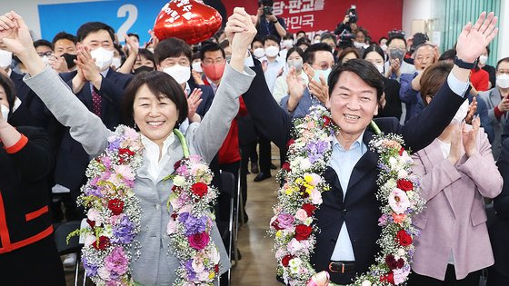 안철수 국민의힘 성남 분당갑 후보가 제8회 전국동시지방선거 투표일인 1일 오후 경기 성남시 분당구 야탑역 인근에 위치한 선거사무소에서 당선이 확실하자 환호하고 있다. 뉴시스