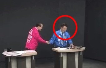 지난 2020년 총선 당시 송영길 의원은 손 내미는 윤형선 후보에 '노룩' 악수를 했다. [박민영 국민의힘 대변인 페이스북]