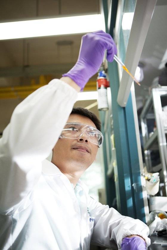 UST-한국화학연구원(KRICT) 스쿨에서 나노재료공학 박사과정을 졸업한 베트남 출신 Hoang Quoc Viet 박사가 연구실에서 실험을 하고 있다.[사진 UST]
