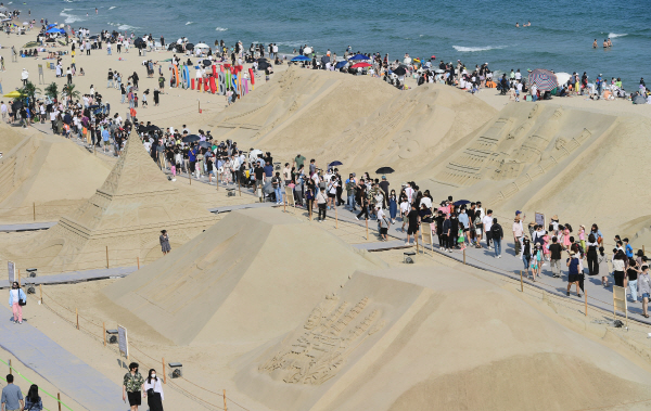 지난달 부산 해운대구 해운대해수욕장에서 열린 모래축제에 관람객들이 북적이고 있다. 여주연 기자