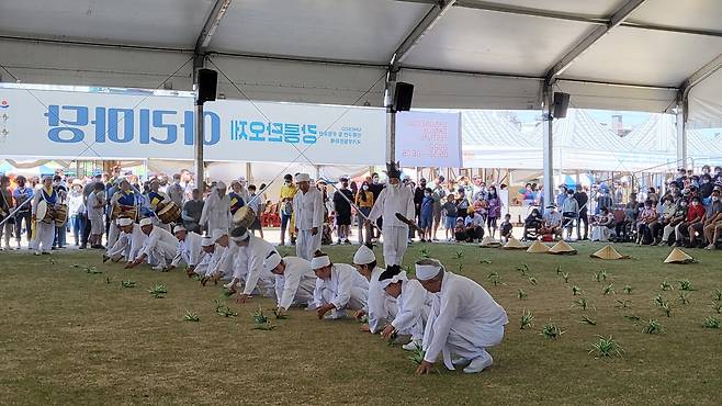 “Gangneung Haksan Odokttaegi,” a farm workers’ song chanted when working on rice paddies, is performed at the Gangneung Danoje Festival on Wednesday. (Kim Hae-yeon/ The Korea Herald)