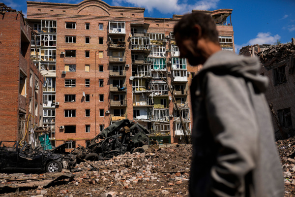 한 남성이 지난 24일(현지시간) 우크라이나 도네츠크주 바흐무트에서 러시아군 폭격으로 폐허가 된 건물 옆을 지나가고 있다. AP연합뉴스