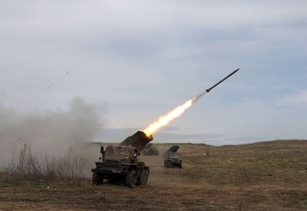 (루간스크 AFP=뉴스1) 우동명 기자 = 10일(현지시간) 우크라이나 군이 돈바스주 루간스크에서 러시아 군을 향해 다연장 로켓을 발사하고 있다.  (C) AFP=뉴스1