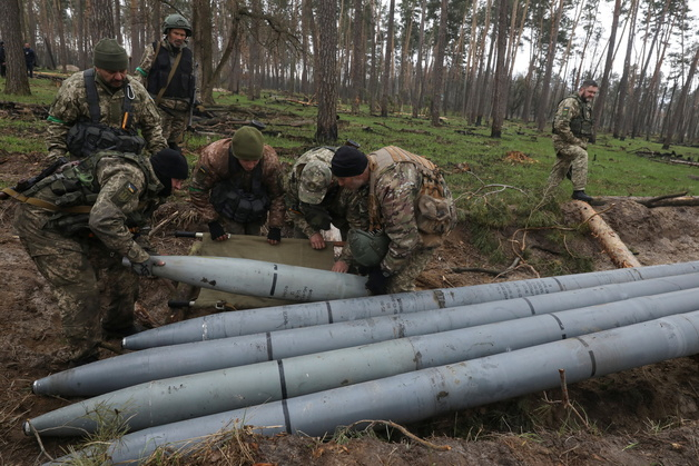 (키이우 로이터=뉴스1) 우동명 기자 = 21일 (현지시간) 우크라이나 수도 키이우에서 병사들이 러시아의 다연장 로켓을 정리하고 있다.  (C) 로이터=뉴스1