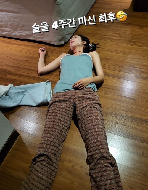 Son Dam-bi posted a photo on Instagram on the 1st, with the article The Last I drank for 4 weeks. In the photo, Son Dam-bi is lying on the floor as if drunk.Even as he fell, he put a mask pack on his face.Lee Kyou-hyuk mentioned the injection of Son Dam-bi in SBS entertainment Sangmongmong 2 - You are my destiny and said, I am afraid of injection. If I lay down on my bed, I will rise like a zombie again and give it.Son Dam-bi married Lee Kyou-hyuk, a speed skating national team, on the 13th of last month.