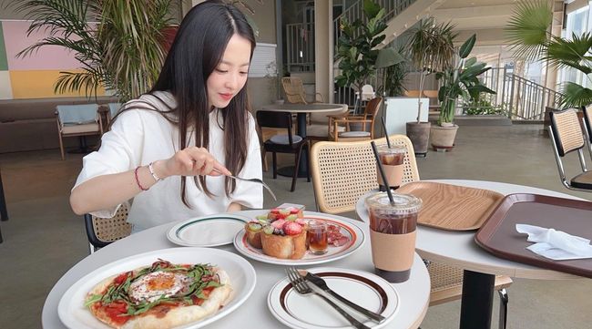 Actor Park Bo-young showed off his lovely beauty.Park Bo-young posted several photos on his instagram with strawberry-shaped emoticons on the 2nd.In the public photos, Park Bo-young is posing in a car and eating food at a cafe.The age of 33 is still unfavorable, and the beauty of Park Bo-young is still eye-catching.Meanwhile, Park is about to release his new film, Concrete Utopia (director Uhm Tae-hwa).Park Bo-young Instagram