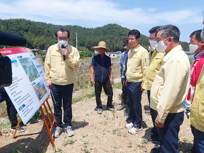 김복조(왼쪽) 포항시 남구청장이 2일 오후 남구 장동지구 가뭄현장에서 이강덕 포항시장에게 가뭄극복 대책을 브리핑하고 있다.