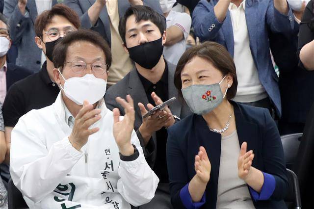 조희연(왼쪽) 서울시교육감 후보가 1일 오후 서울 서대문구 선거사무소에서 방송 3사 공동 출구조사 결과 당선이 확실시되자 부인 김의숙씨와 함께 박수를 치며 기뻐하고 있다.뉴스1