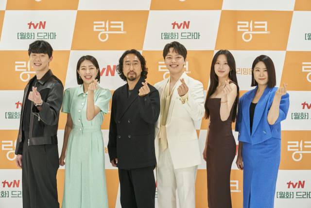 2일 오후 진행된 tvN 새 월화드라마 '링크: 먹고 사랑하라, 죽이게' 제작발표회에 홍종찬 감독, 배우 여진구, 문가영, 김지영, 송덕호, 이봄소리가 참석했다. / 사진=tvN 제공