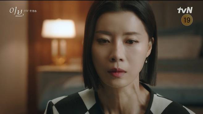 The deadly passion melodrama of Seo Ye-ji took off the veil.In the first episode of the TVN drama Eve, which was broadcast on the afternoon of the 1st, Lee Sean Gelael (Seo Ye-ji) Temptated Kang Yoon-gyeom (Byeong-eun Park) for revenge.The news of the affair between the companys LY chairman Kang Yoon-kyum was revealed to the media.His father-in-law and power man, Han Pan-ro (the former head of the National Assembly), was angry, and his wife, Sora (the former head of the National Assembly), gave a media control order, saying, I will fix it.Sean Gelael has designed revenge since the shocking death of his father Lee Tae-joon (Cho Deok-hyun) 13 years ago.Taejun, then president of Jethix Semiconductors and a genius developer, was caught up in a conspiracy and lost his life with the company.Kim Jong-chul (Jung Hae-gyun), who is called Human Hound of the Pano, tried to take Taejuns company as a technology spy, and assault and illegal activities took place in the process.In the end, Taejun died of blood, and Jung Chul hurriedly cremated, restricted interviews, and destroyed evidence.While her mother, who collapsed in shock after Fathers death, was hospitalized, Sean Gelael, who was home alone, suffered a major back injury due to the executive director who betrayed Father.Sean Gelael has carved a glamorous Rose Tattoo over the wound.The help of young Sean Gelael was made by Seo Eun-pyeong (Lee Sang-yeob), then a public defender.For safety, I recommended Sean Gelael as a lawyer association scholarship student and spent my studies in the United States.Eunpyeong, who wanted to be a person who helped others through Taejuns case, but realized that no one could help without power, quit his lawyer and chose another way and became the youngest member of parliament to pay attention to South Korea.Before leaving Korea, Sean Gelael watched LY group people on TV and said, If their misfortune is known one day, please remind me.I will pay you 10 times. After 13 years, Eunpyeong received a bundle of money from Sean Gelael and said, You said you would return it 10 times?There was a short note: Sean Gelael took the stage as a tango dancer at the Leyan Kindergarten fundraising event, where chaebol self-disciplines are admitted.Temptation Yoon-gum with a fascination gesture and eyes, he deliberately dropped his bracelet and induced him.Sean Gelael had a deliberately intoxicated relationship with her husband Jang Jin-wook (Lee Yi-woo), and she exposed her to Yoon-gyeom and Temptated her intense eyes again.As Sean Gelael planned, her daughter, Boram, became Yoon-gum-Soras daughters Dami and Friend; Sora said, Dont be friends with the falling kids, right?Friend will also be picked by my mother, he ignored, but LY Group chief Jin-wook and Yoon-gum had a relationship with Argentina.Sean Gelael was quietly fascinated by Sora and Jin-wook, touching hands with Ra Yoon-gum while they were selling to children.Sean Gelael, who was taking her daughter to kindergarten, felt traumatized by the appearance of Kim Jong-chul, who was laughing beside her family in a bout.Sean Gelael, who was struggling with recalling the past, was so hurt and tearful that his hands were bleeding.When the advent of the brink, the people controlled all the vehicles entering the kindergarten, and the dissatisfaction was expressed. Sora, who ignored the chaebol, also had a bad reputation among the high-nosed parents.Sean Gelael, who entered the Leyan Kindergarten as a Royal Class undergraduate and started Temptation Yoon, said, Your life in the high class, the key to guide you to the shortcut is your heart.I will drag you all into the hell fire that burned me the moment I hold it in my hand. Meanwhile, Eve is a 13-year design, the most intense and deadly melodrama of a woman who is putting her life on the line, and is the return of the actor Seo Ye-ji, who is controversial about gas lighting.