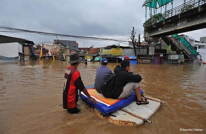 기후 위기에 취약한 나라로 꼽히는 인도네시아는 폭염과 가뭄, 홍수로 인해 아동의 생존과 보호, 교육에 큰 위협을 겪고 있다. [세이브더칠드런 제공]
