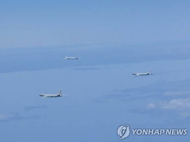 동중국해 상공 비행하는 중ㆍ러 폭격기들 (동중국해 로이터=연합뉴스) 러시아 Tu-95 전략 폭격기와 중국 H-6 폭격기들이 24일 동중국행 상공을 비행하는 모습이 일본 항공자위대에 의해 포착됐다. 러시아와 중국 공군기들은 이날 한국방공식별구역(KADIZ·카디즈)에 진입한 것으로 알려졌다. [일본 방위성 통합막료감부 제공] 2022.05.25 jsmoon@yna.co.kr