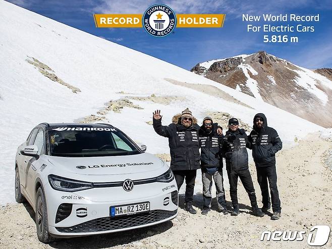 한국타이어를 장착한 폭스바겐 'ID.4 GTX'가 지난 5월 18일 볼리비아 휴화산 우투런쿠(Uturuncu)산을 주행하며 세계 최고도 주행 전기차 기네스 신기록 달성했다.(한국타이어 제공)© 뉴스1
