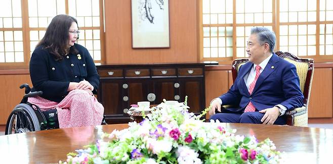 박진 외교부 장관(오른쪽)이 3일 오전 태미 덕워스 미국 상원의원과 면담하고 있다. (외교부 제공)© 뉴스1
