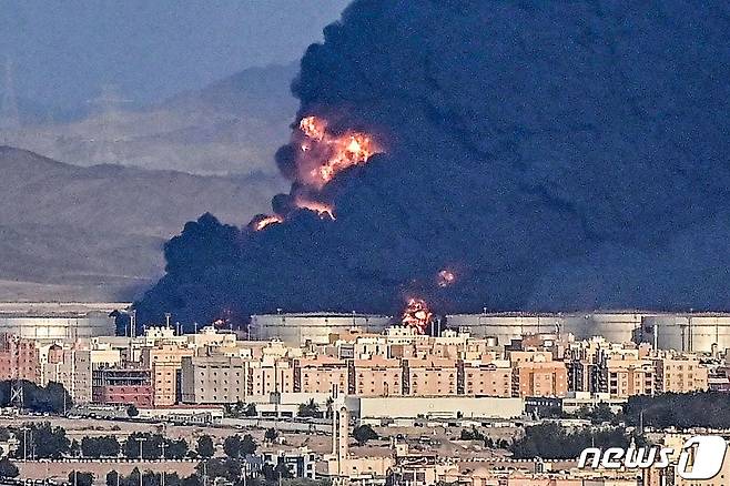 지난 3월25일(현지시간) 사우디아라비아 홍해 인근 도시 제다의 국영석유회사 아람코의 석유 저장시설이 예멘 후티 반군의 공격으로 파괴됐다. © AFP=뉴스1