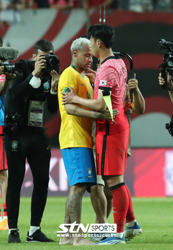 2일 오후 서울 마포구 서울월드컵경기장에서 열린 하나은행 초청 친선경기 대한민국과 브라질의 경기, 1대5로 경기를 마친 뒤 손흥민과 브라질 네이마르가 인사 나누고 있다. 네이마르는 맨발로 손흥민과 인사를 나눴다. 사진｜뉴시스